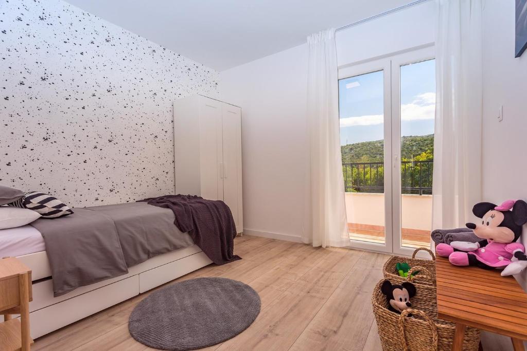 Fotografia z galérie ubytovania VILLA ALMIC with heated pool, 5 bedrooms, Gaming room, a multi-use playground court v Omise