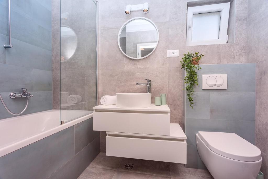 Fotografia z galérie ubytovania VILLA ALMIC with heated pool, 5 bedrooms, Gaming room, a multi-use playground court v Omise