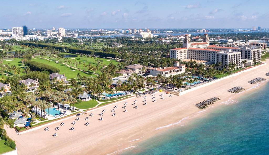 una vista aérea de la playa y el océano en The Breakers Palm Beach, en Palm Beach