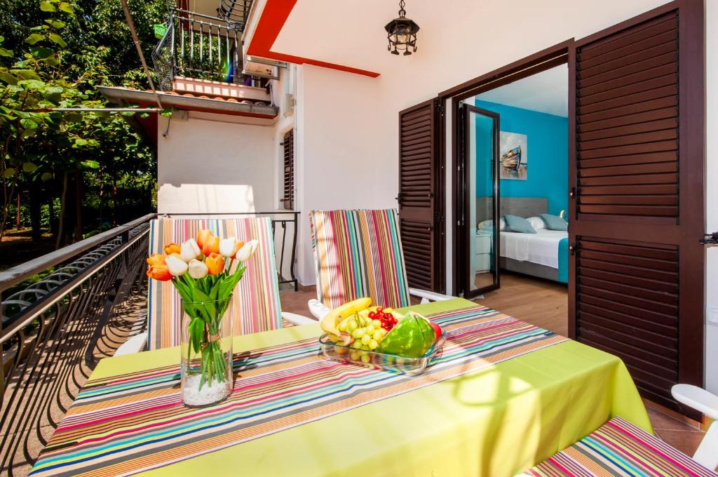 stół z wazą kwiatów i owoców na balkonie w obiekcie Apartments Modrušan w Rovinj