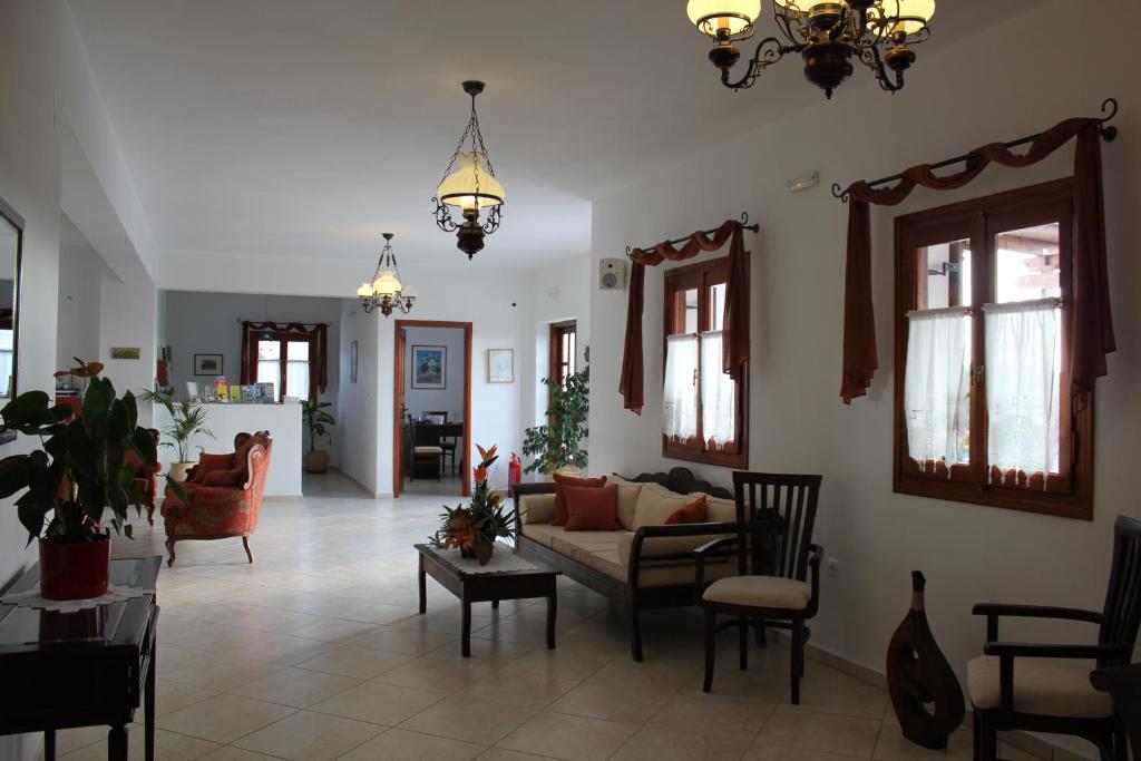 uma sala de estar com um sofá e cadeiras em Galini em Agia Irini Milos