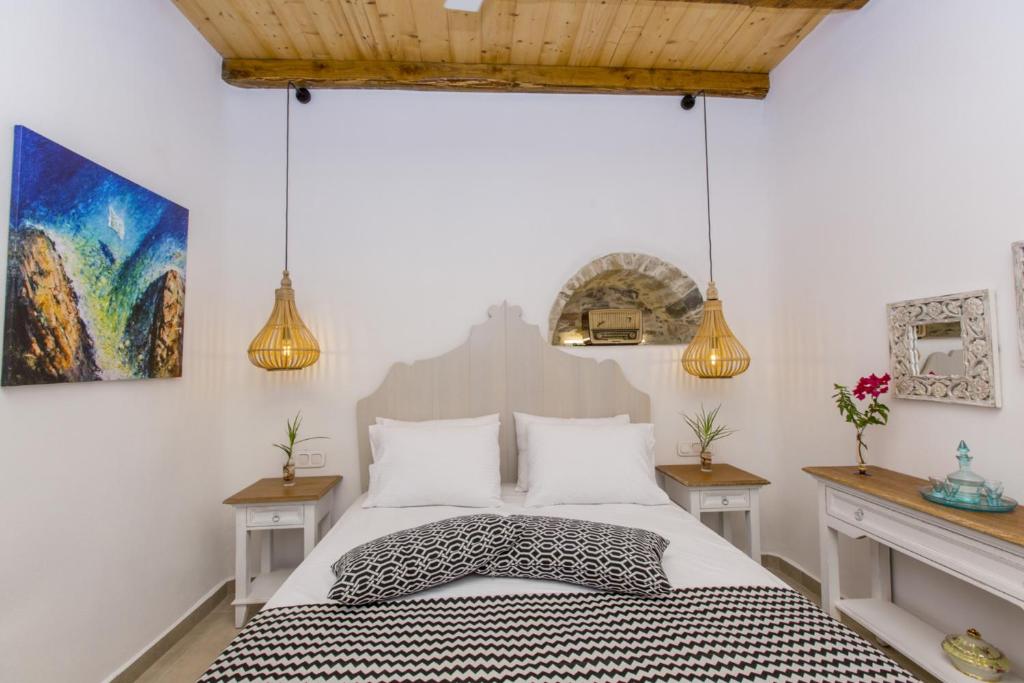 En eller flere senge i et værelse på Ep'Avlis Boutique Apartments