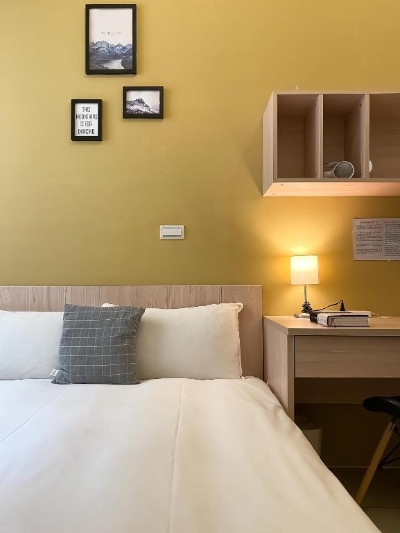 Uma cama ou camas num quarto em Adagio Hostel