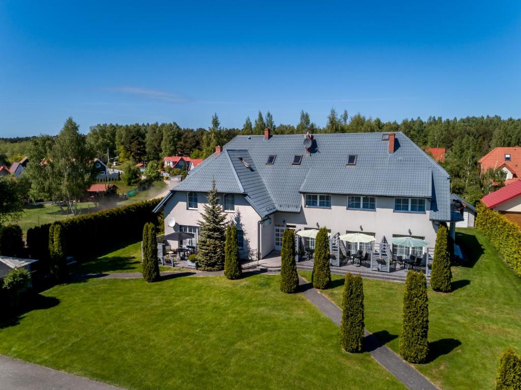 an aerial view of a large house with a yard at DW Róża Wiatrów in Dębki