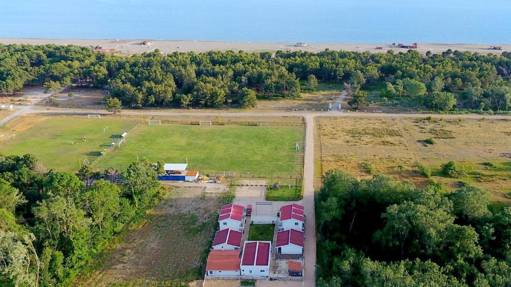 una vista aérea de un campo con un grupo de remolques en Casa Al Mare en Ulcinj