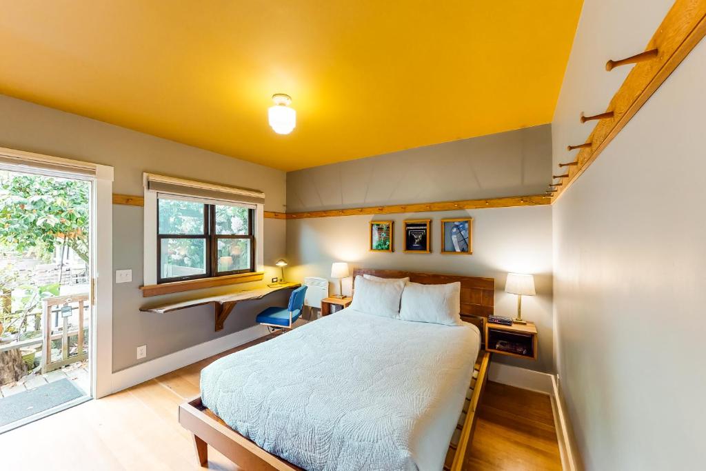 um quarto com uma cama e uma janela em Tacoma's Sweet Suite em Tacoma