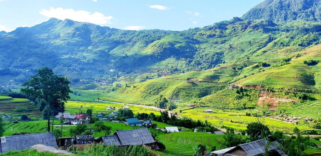 a village in the middle of a mountain at Tavan Dragon House in Lao Cai