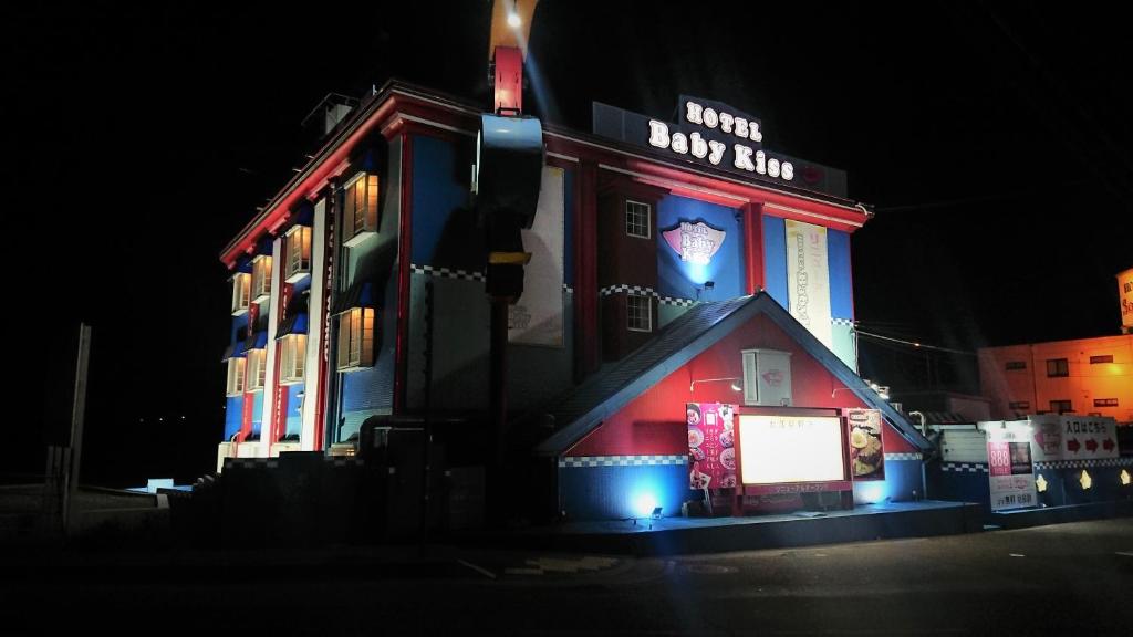 un edificio con luces encendidas por la noche en Himeji Baby Kiss (Adult Only) en Himeji