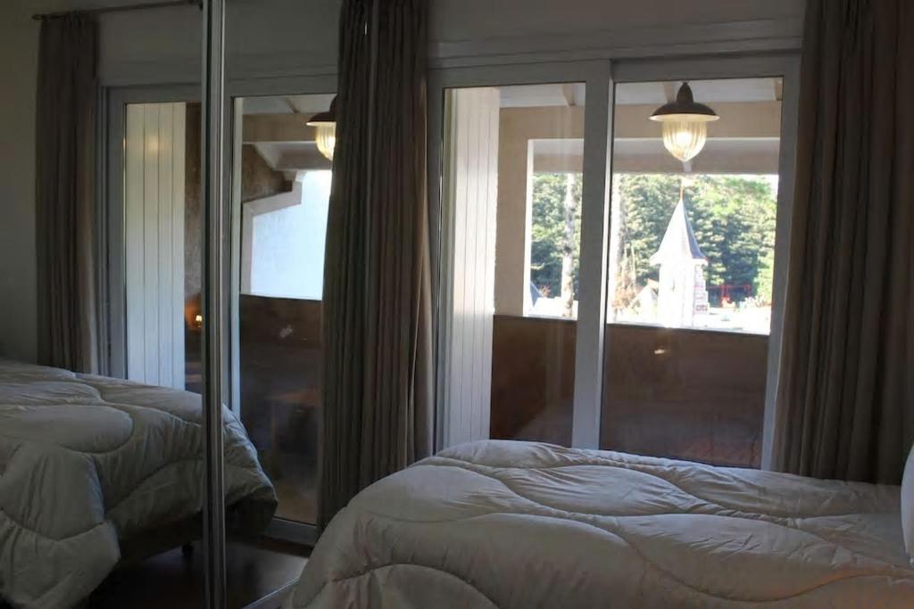 ALTOS 503A - COBERTURA 5 DORMITÓRIOS JUNTO À ALDEIA DO PAPAI NOEL!  ALTOS 503A - COBERTURA 5 DORMITÓRIOS JUNTO À ALDEIA DO PAPAI NOEL!