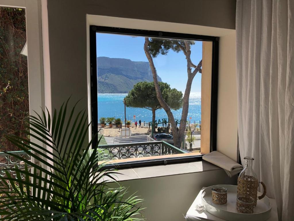 a room with a window with a view of the ocean at Le Jardin d&#39;Emile in Cassis