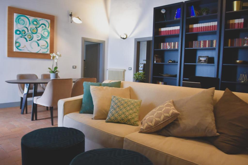 salon z kanapą i stołem w obiekcie Del Giglio's Luxury apartment in Piazza della Signoria we Florencji