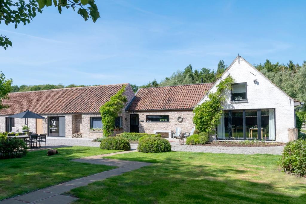 - une vue sur l'extérieur d'une maison avec un jardin dans l'établissement B&B Het Soetewater, à Beernem