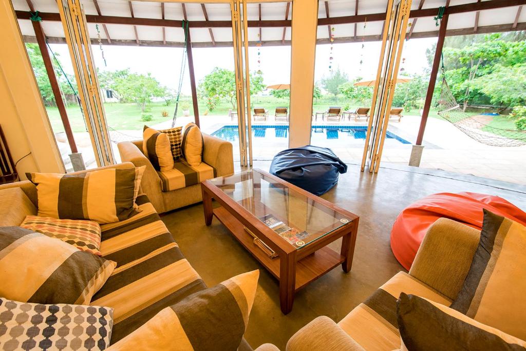 Posezení v ubytování The Beach house by Kay Jay Hotels