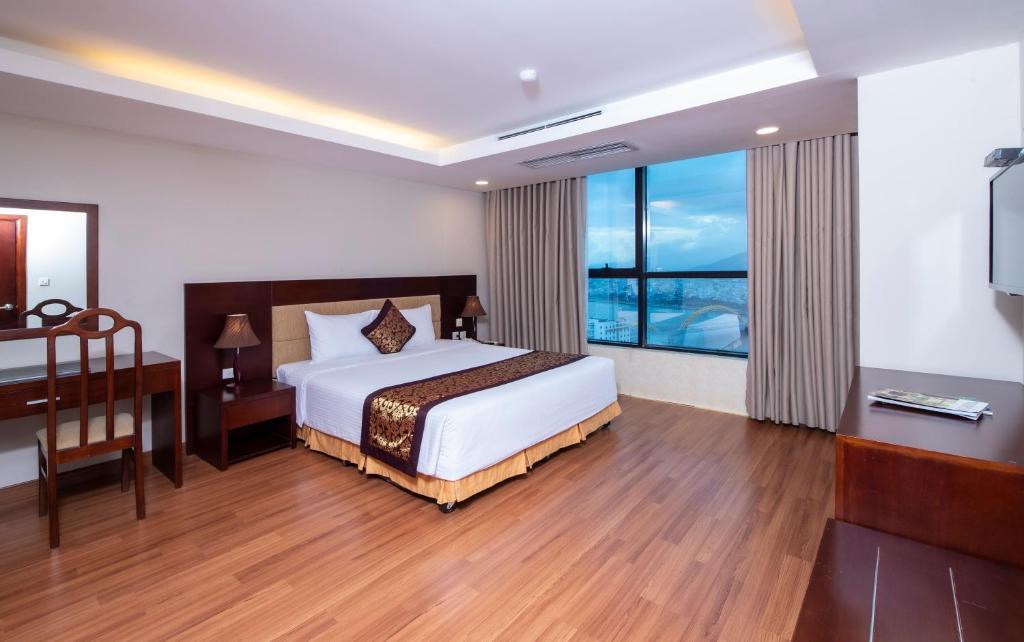 Postel nebo postele na pokoji v ubytování Muong Thanh Grand Da Nang Hotel