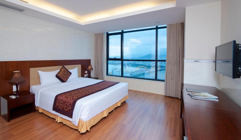 Postel nebo postele na pokoji v ubytování Muong Thanh Grand Da Nang Hotel