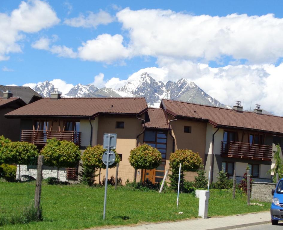 a house with mountains in the background at Apartmany Vera in Veľká Lomnica