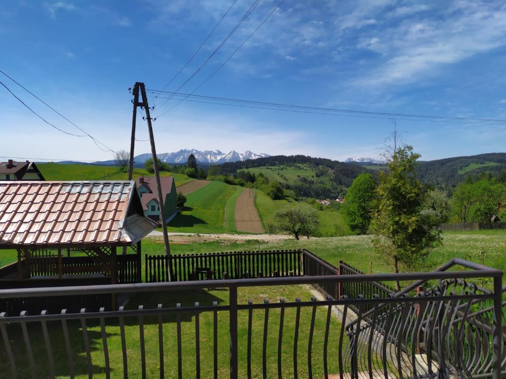 a view of the mountains from the balcony of a house at Trzech Koron 16 in Sromowce Wyżne