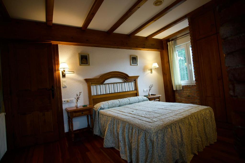 sypialnia z dużym łóżkiem i oknem w obiekcie Casa Bedia w mieście Gajano