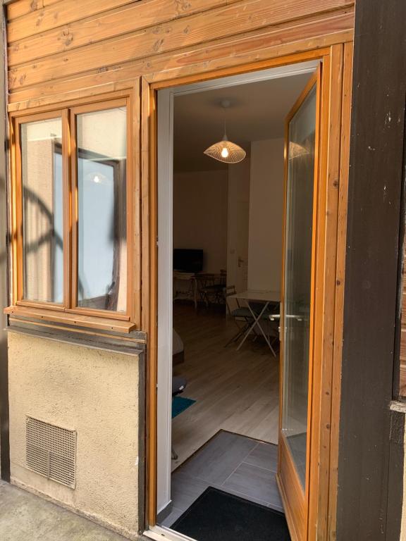 une porte ouverte menant à une chambre avec un salon dans l'établissement L'Appartement de la Maison du Théatre Saint Bonnet, à Bourges