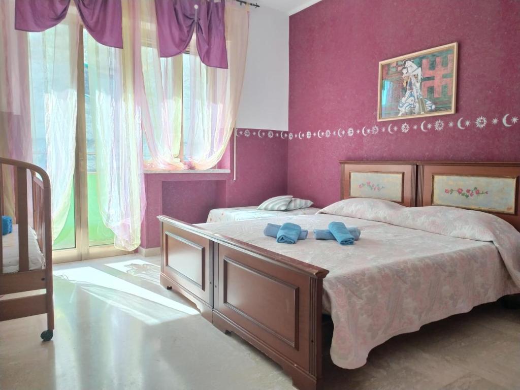 una camera da letto con un grande letto con pareti viola di B&b Mammannina a Carovigno