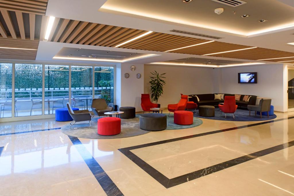 Lobbyen eller receptionen på Holiday Inn Express Istanbul-Altunizade, an IHG Hotel