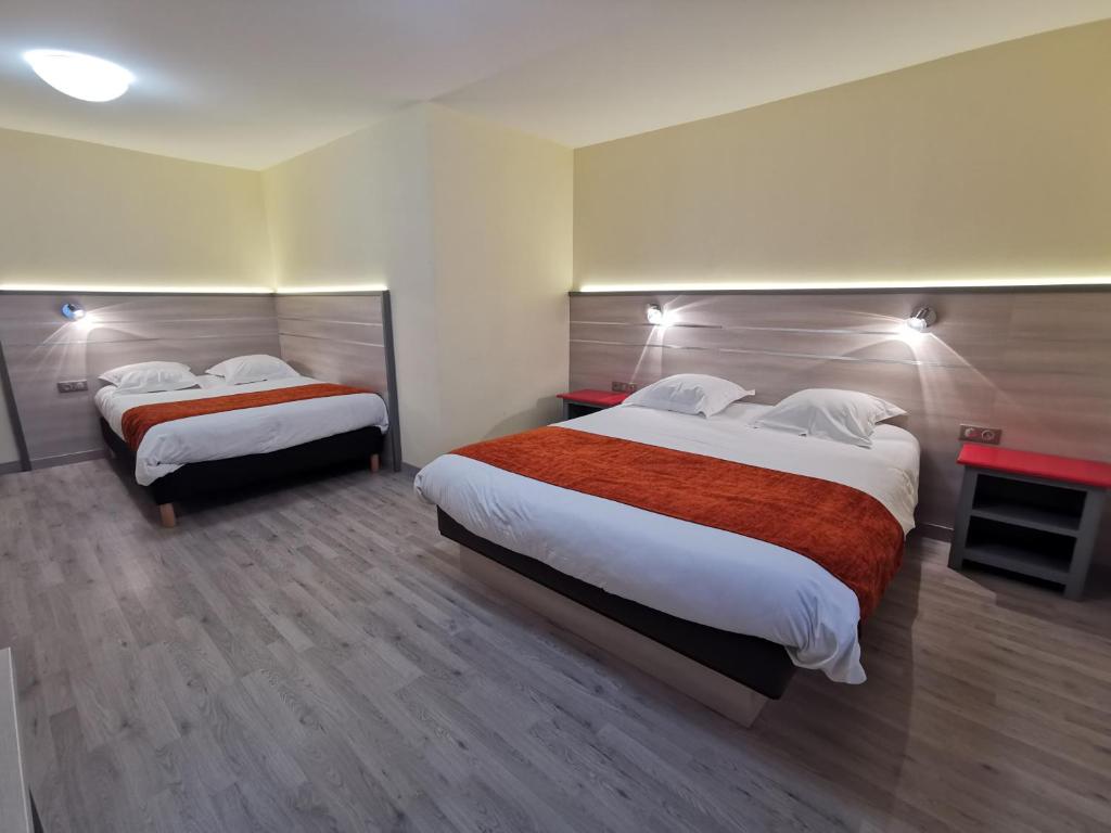 Postel nebo postele na pokoji v ubytování Hotel Restaurant Au Parc des Cigognes