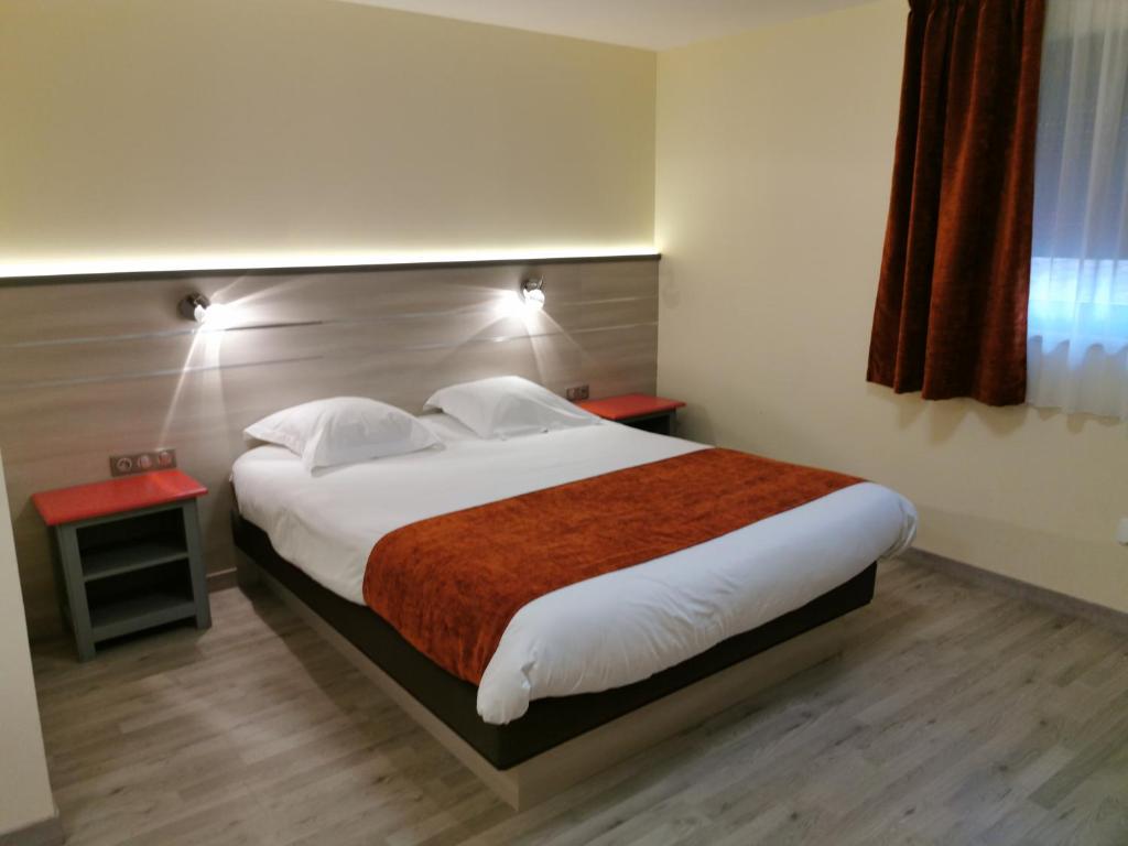 Postel nebo postele na pokoji v ubytování Hotel Restaurant Au Parc des Cigognes