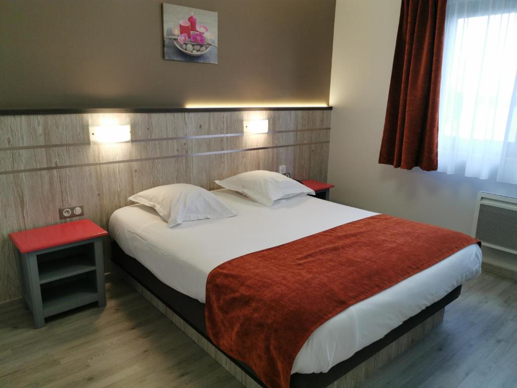 Postel nebo postele na pokoji v ubytování Hotel Restaurant Au Parc des Cigognes