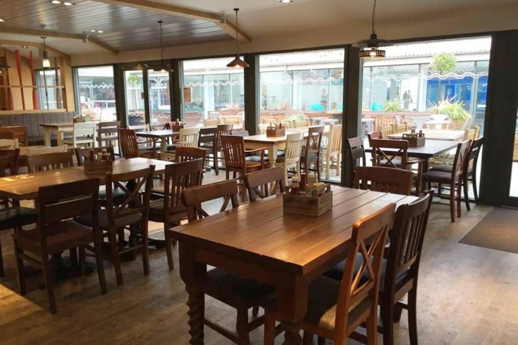 Restaurace v ubytování Edinburgh - Seton Sands-Salsa Caravan-Pet Friendly