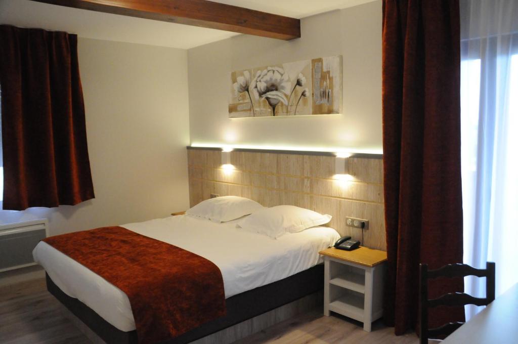 Postel nebo postele na pokoji v ubytování Hotel Restaurant Au Parc des Cigognes