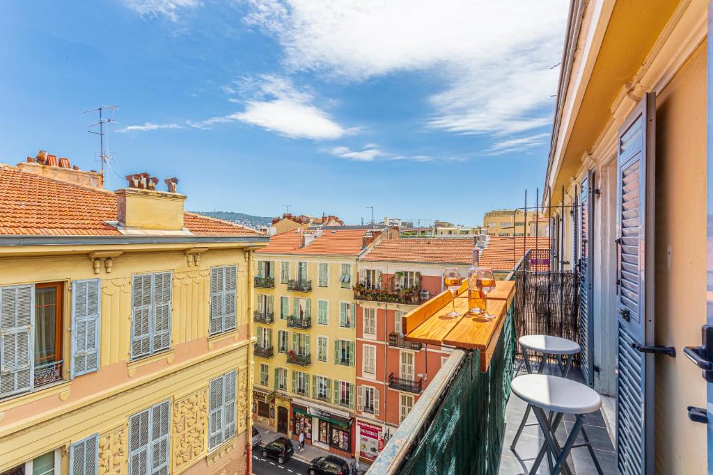 un balcon avec vue sur la ville dans l'établissement Maison Bianchi - Saint Siagre, à Nice