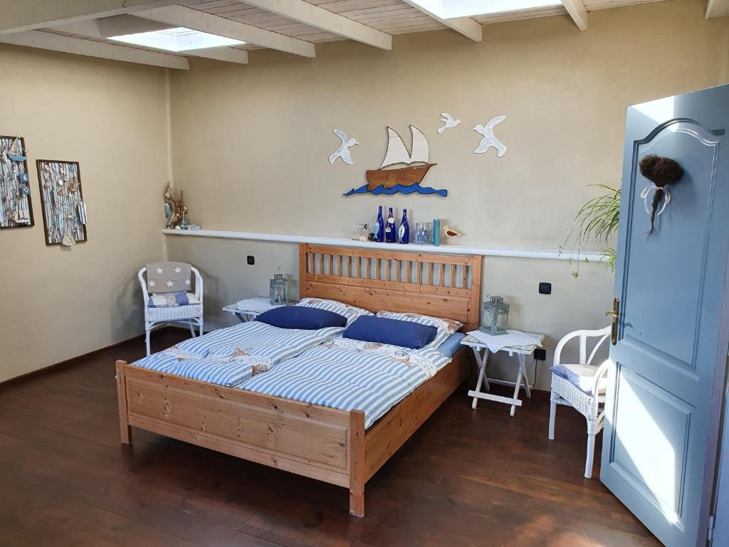 een slaapkamer met een bed en een tafel en stoelen bij Finca las Mariposas in Los Silos