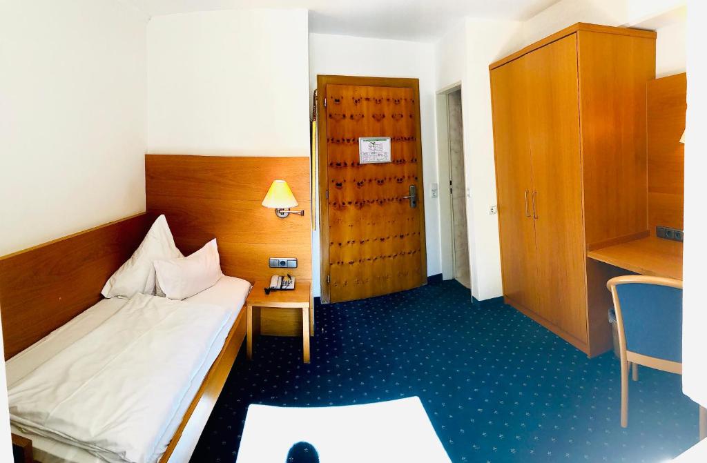 Postel nebo postele na pokoji v ubytování Hotel Alte Post