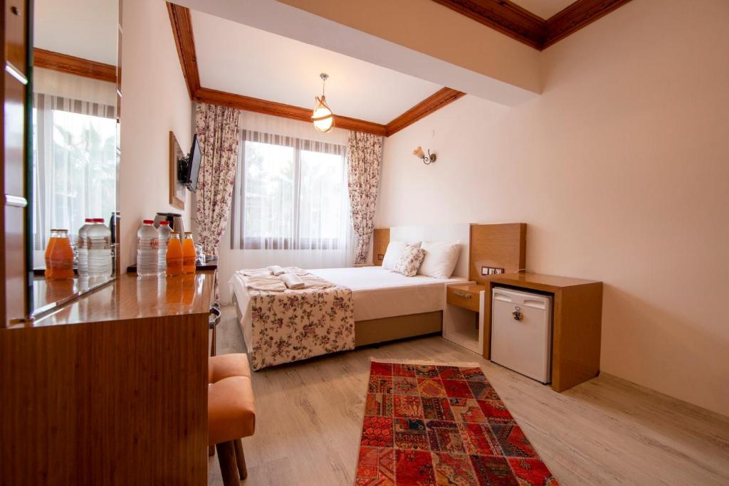 Habitación de hotel con cama y cocina en MANDALİN AKYAKA, en Akyaka