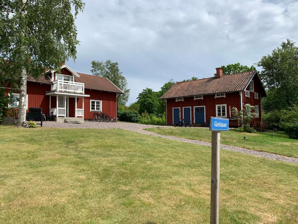 una casa con un cartel delante de un patio en Rinkeby Gård, en Jönåker