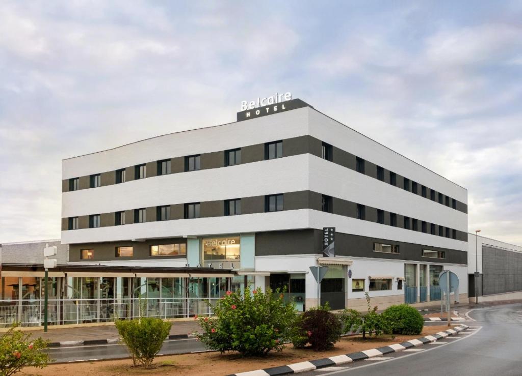 Hotel Belcaire في لا فال دأويتشو: اطلالة خارجية على مبنى مكاتب الفندق