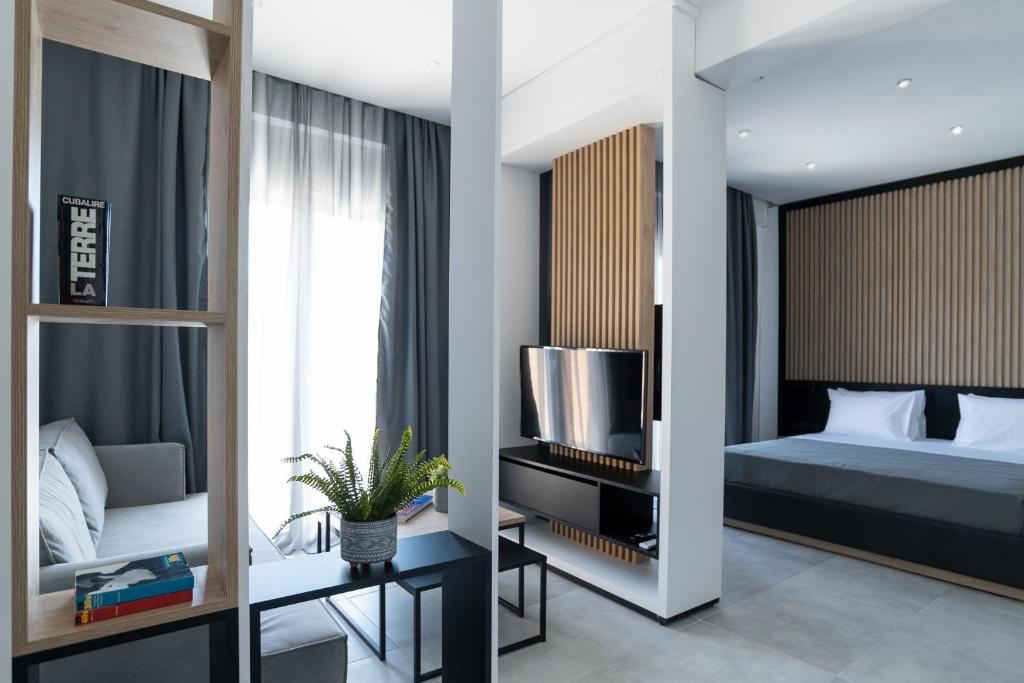 una camera con letto e TV di White 9 a Salonicco