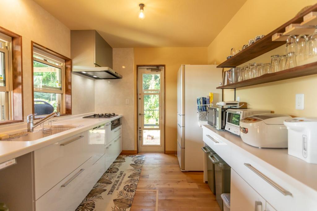 Kuchyň nebo kuchyňský kout v ubytování YOISAMA Sunset Beach House