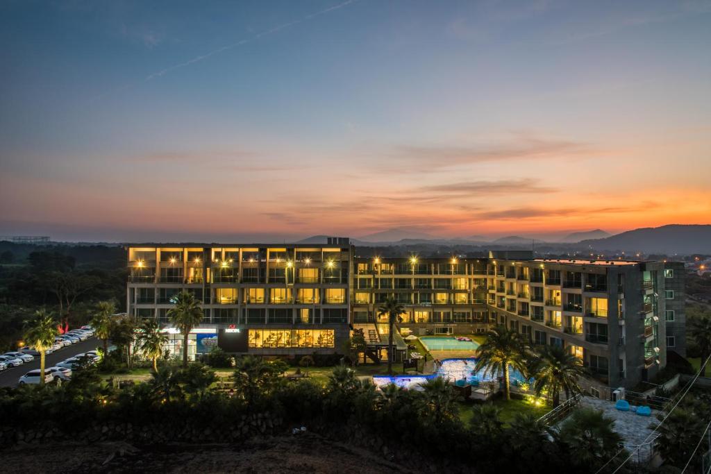 uma vista de um hotel à noite em The Four Grace Resort em Seogwipo
