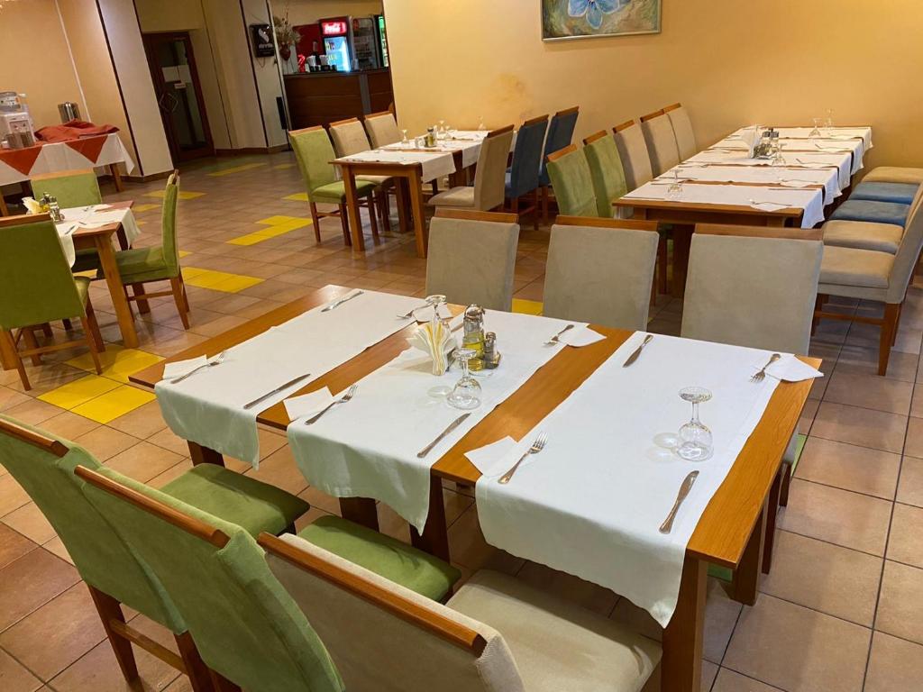 Un restaurante o sitio para comer en Azuga Ski & Bike Resort
