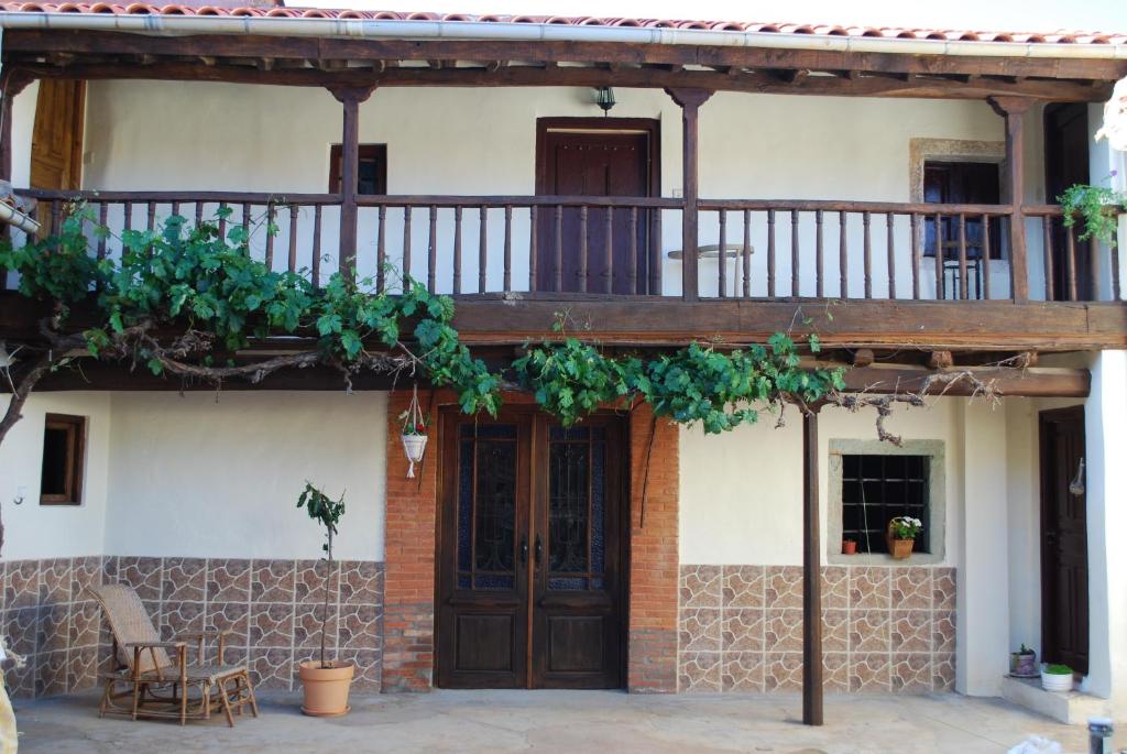 Cette maison dispose d'une terrasse couverte en bois et d'un balcon. dans l'établissement Los Polvazares, à Castrillo de los Polvazares
