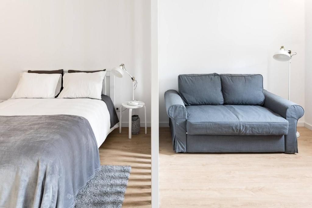 - une chambre avec un lit et un canapé bleu dans l'établissement Dom Pipas Houses - Batista & Marcelino Lda, à Sintra