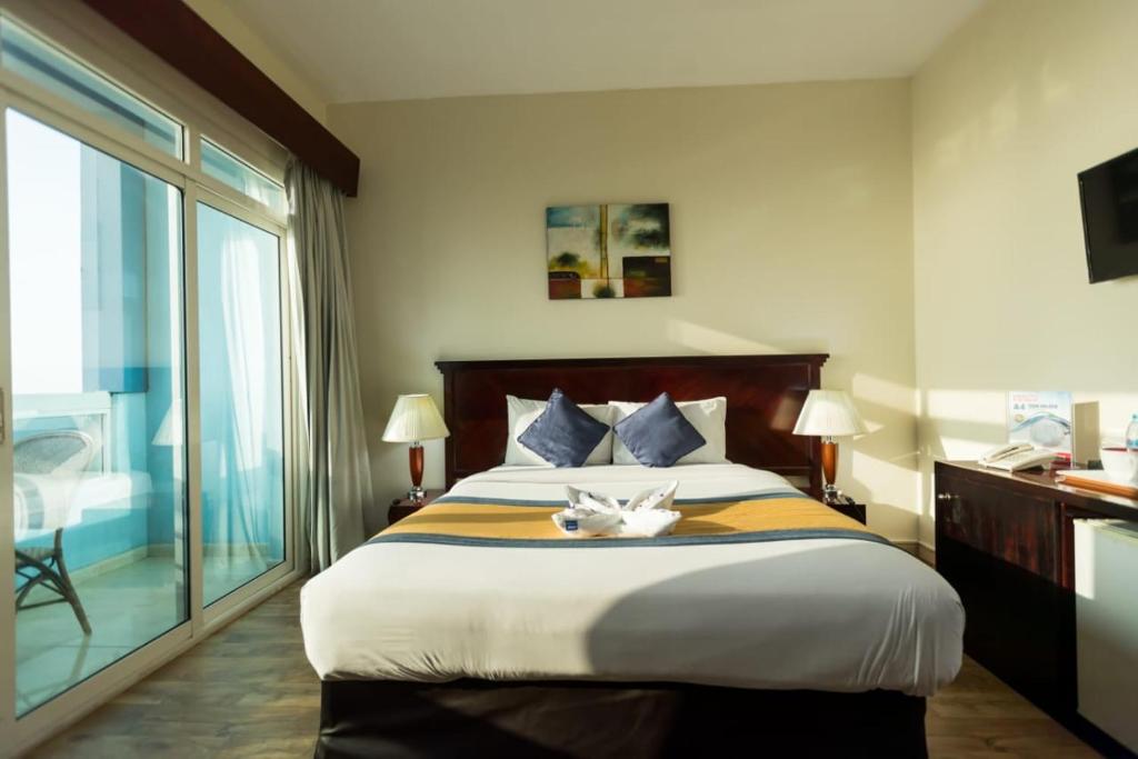 Een bed of bedden in een kamer bij Mermaid Beach Hotel LLC
