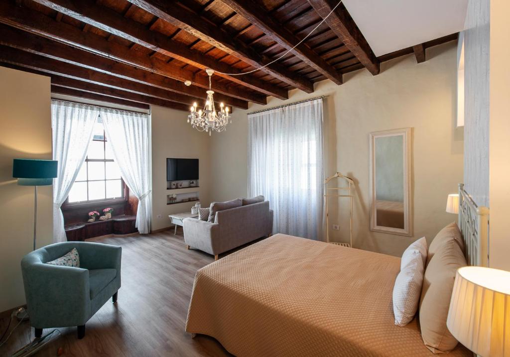 1 dormitorio con 1 cama, 1 silla y 1 sofá en Suites Plaza Vandale en Santa Cruz de la Palma