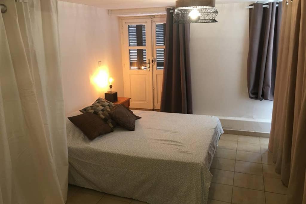 Giường trong phòng chung tại Maison Village Cosy 450m de la plage , 2km de la ville Cap Corse