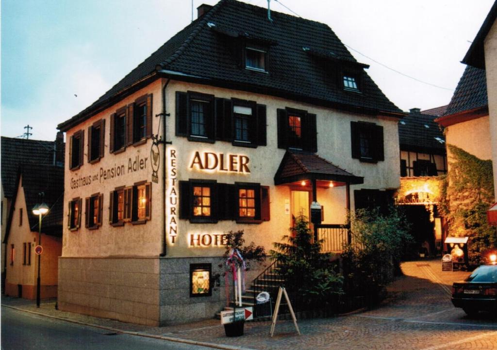 バート・ラッペナウにあるAdler Gaststube Hotel Biergartenの通りにあるホテルのある古い建物