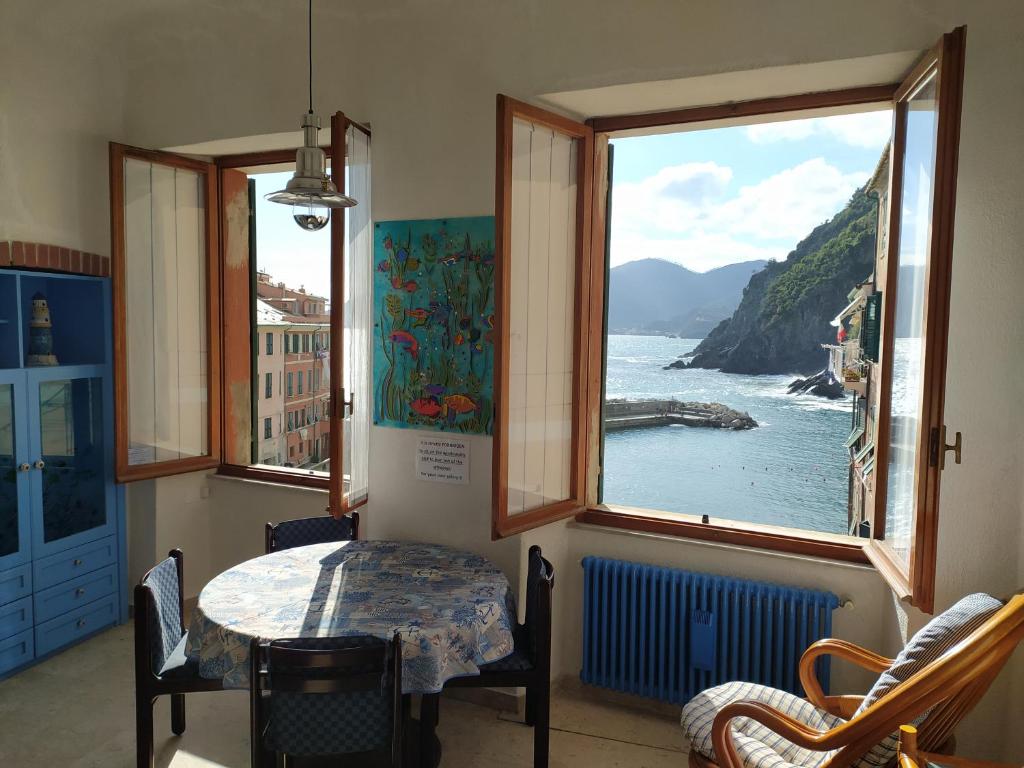 ヴェルナッツァにあるAgretta Sea View Apartmentのテーブル付きの客室で、海の景色を望めます。