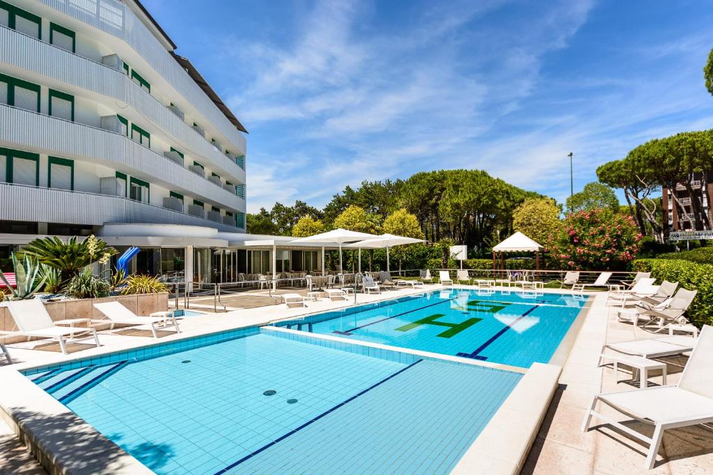 una piscina frente a un hotel en Hotel Smeraldo, en Lignano Sabbiadoro