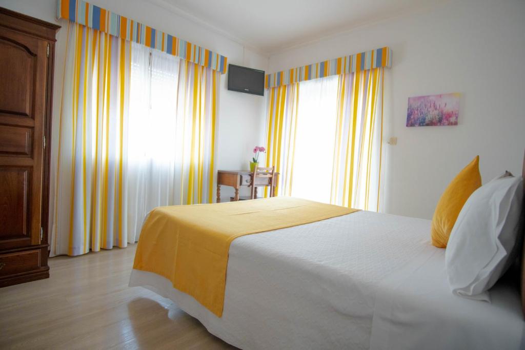 Postel nebo postele na pokoji v ubytování Gerês Guest House