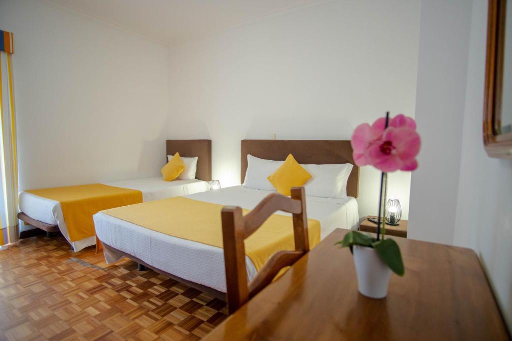Postel nebo postele na pokoji v ubytování Gerês Guest House